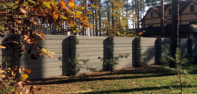 Крафтовый забор — архитектурная находка. Необычная форма придает забору футуристичный вид.
